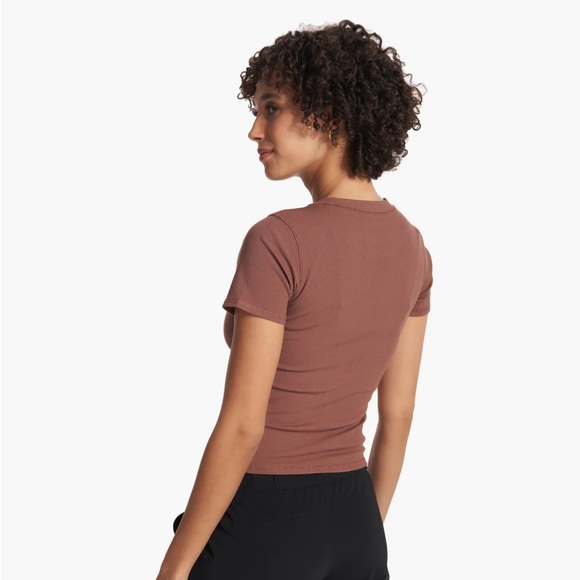 Vuori Hazelnut Pose Fitted Tee (large) - Picture 2 of 4